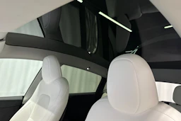 valkoinen Tesla Model Y 2023 kuva 35.