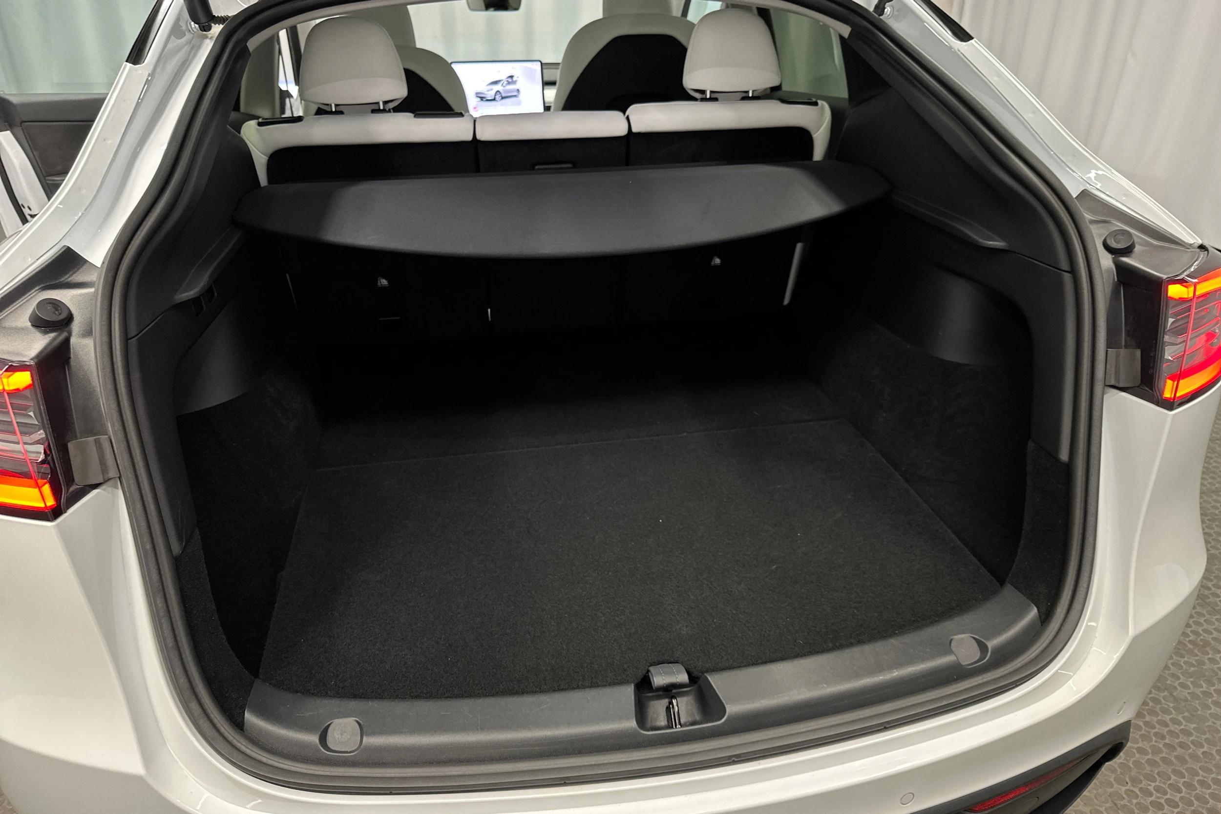 valkoinen Tesla Model Y 2023 kuva 36.