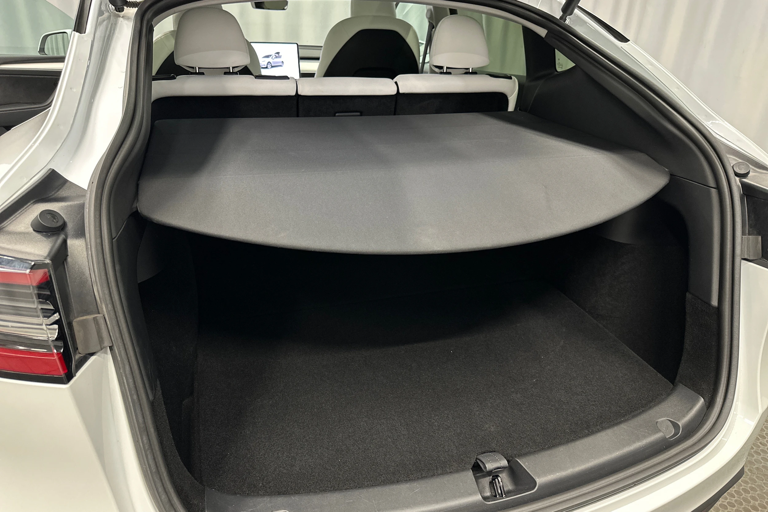 valkoinen Tesla Model Y 2023 kuva 37.