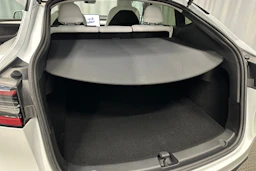 valkoinen Tesla Model Y 2023 kuva 37.