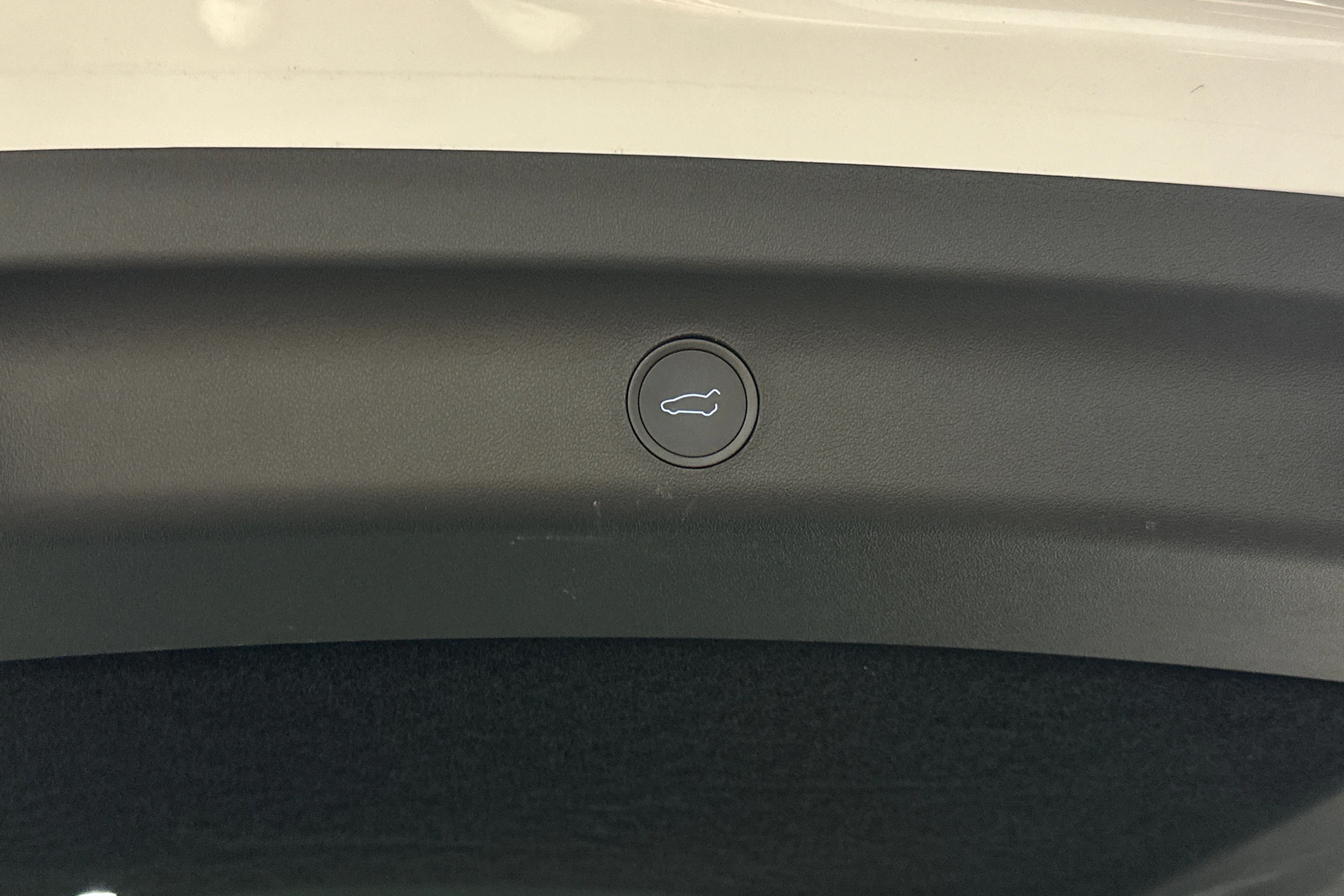 valkoinen Tesla Model Y 2023 kuva 39.