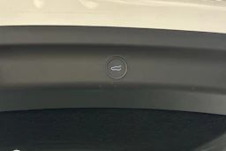 valkoinen Tesla Model Y 2023 kuva 39.