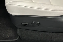 valkoinen Tesla Model Y 2023 kuva 40.