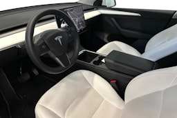 Valkoinen Tesla Model Y 2023 kuva 7.