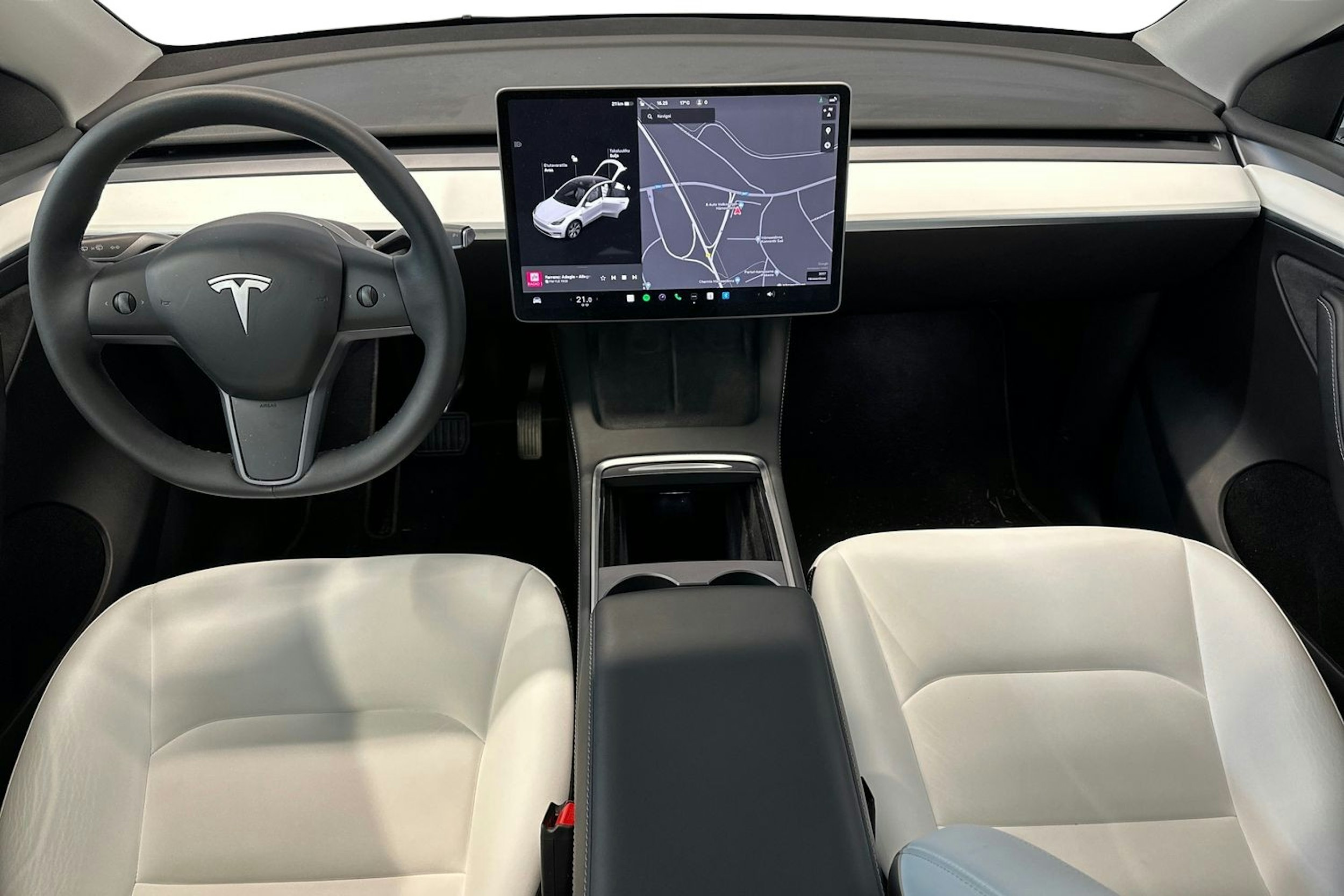 Valkoinen Tesla Model Y 2023 kuva 9.