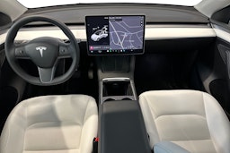 Valkoinen Tesla Model Y 2023 kuva 9.