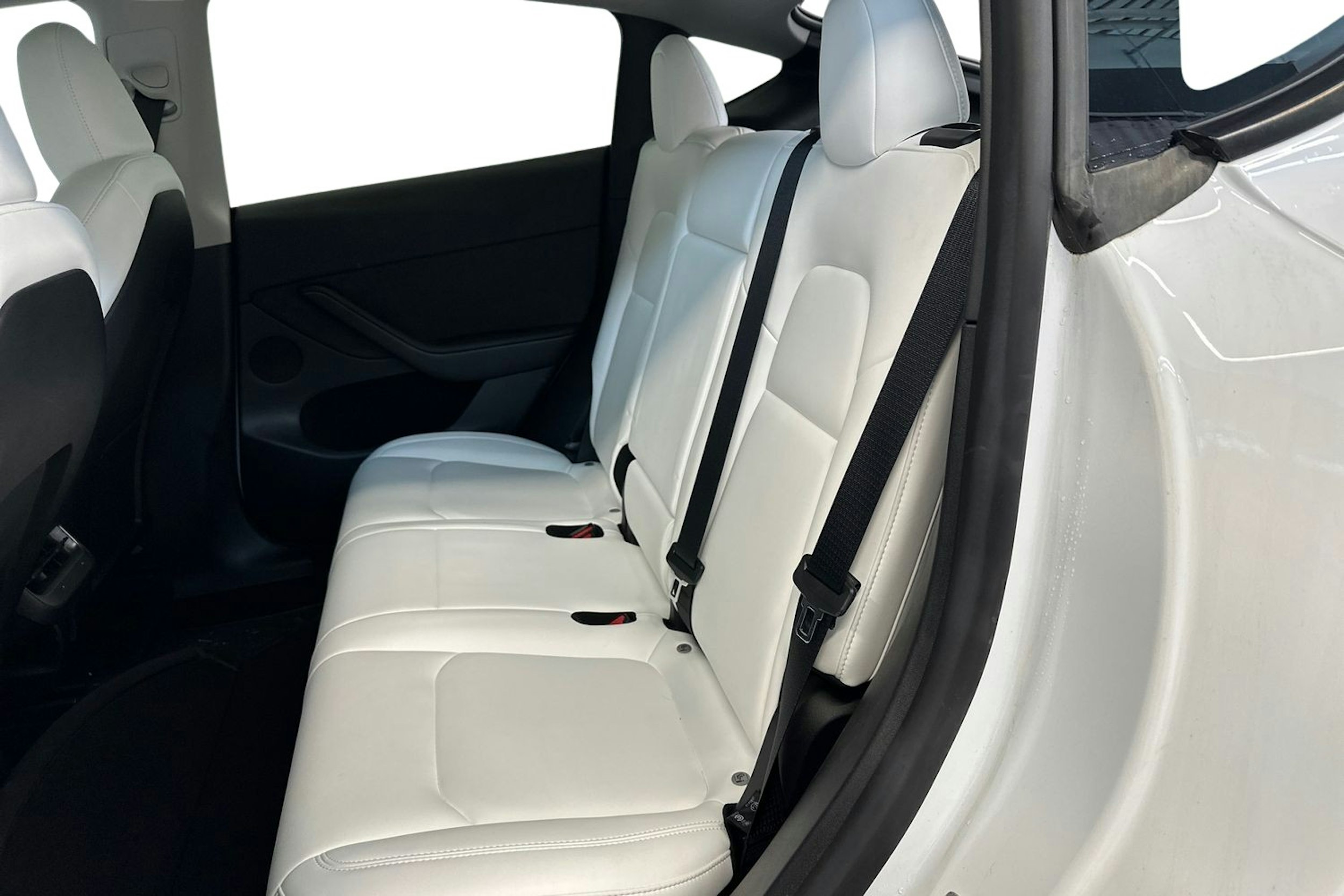 Valkoinen Tesla Model Y 2023 kuva 10.