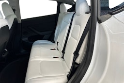 Valkoinen Tesla Model Y 2023 kuva 10.