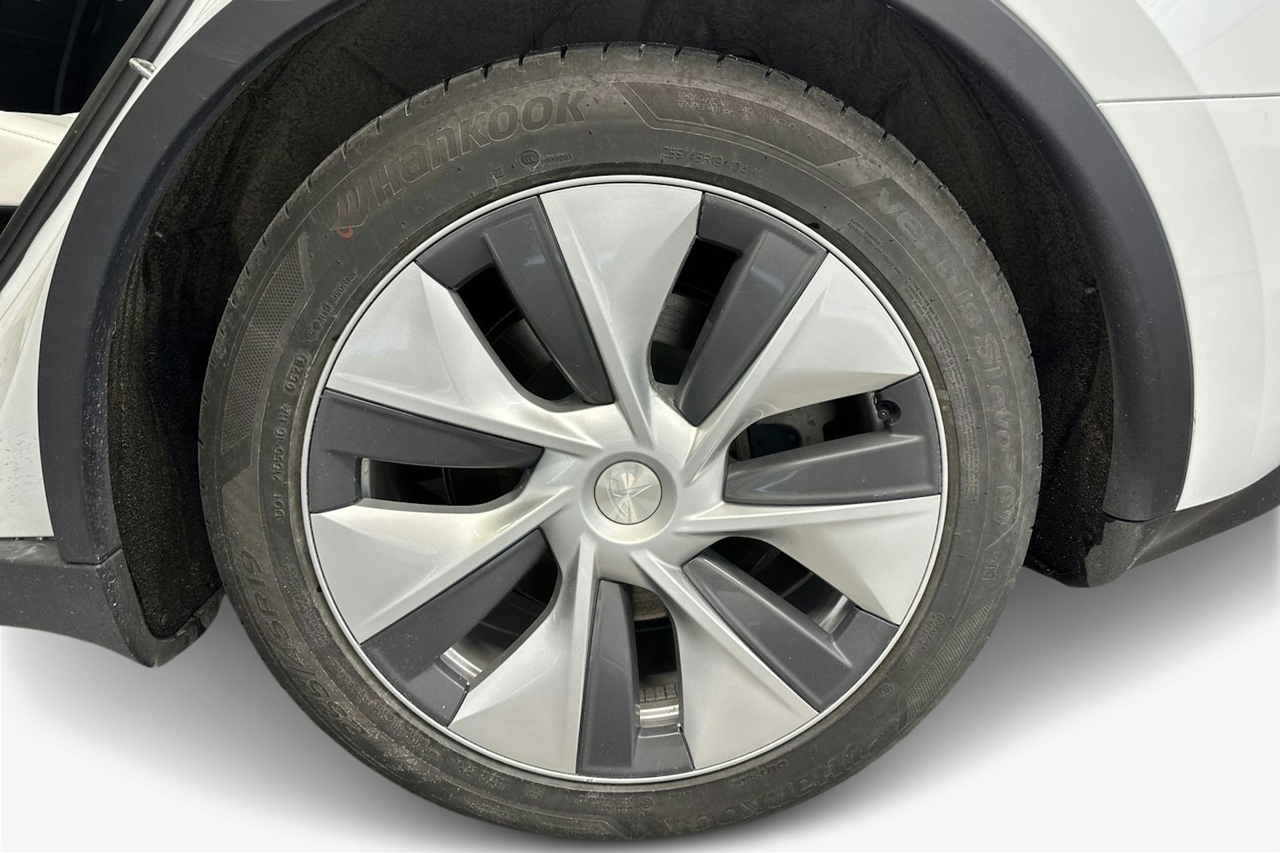 Valkoinen Tesla Model Y 2023 kuva 11.
