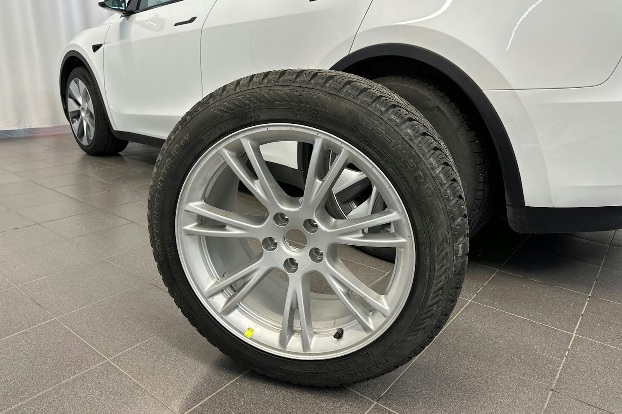 Valkoinen Tesla Model Y 2023 kuva 13.