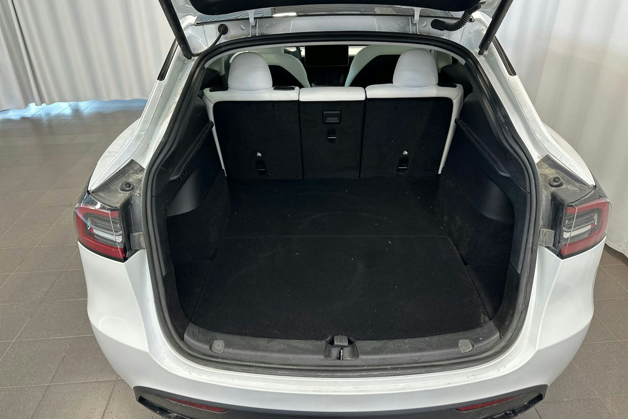 Valkoinen Tesla Model Y 2023 kuva 14.