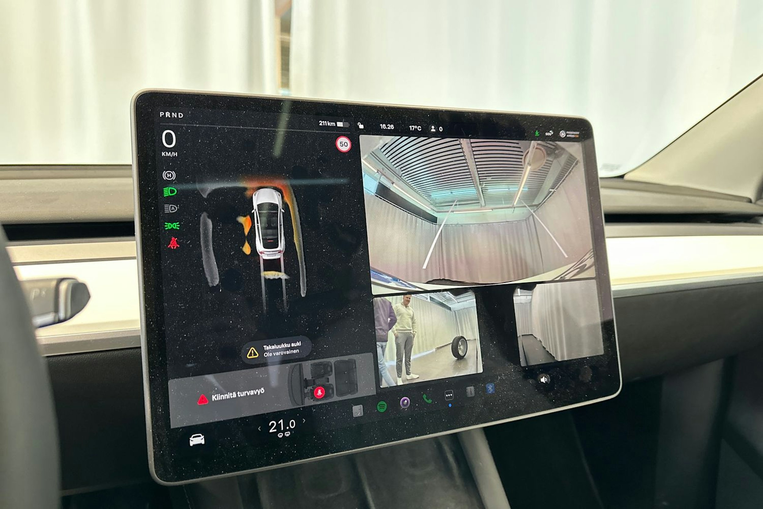 Valkoinen Tesla Model Y 2023 kuva 16.