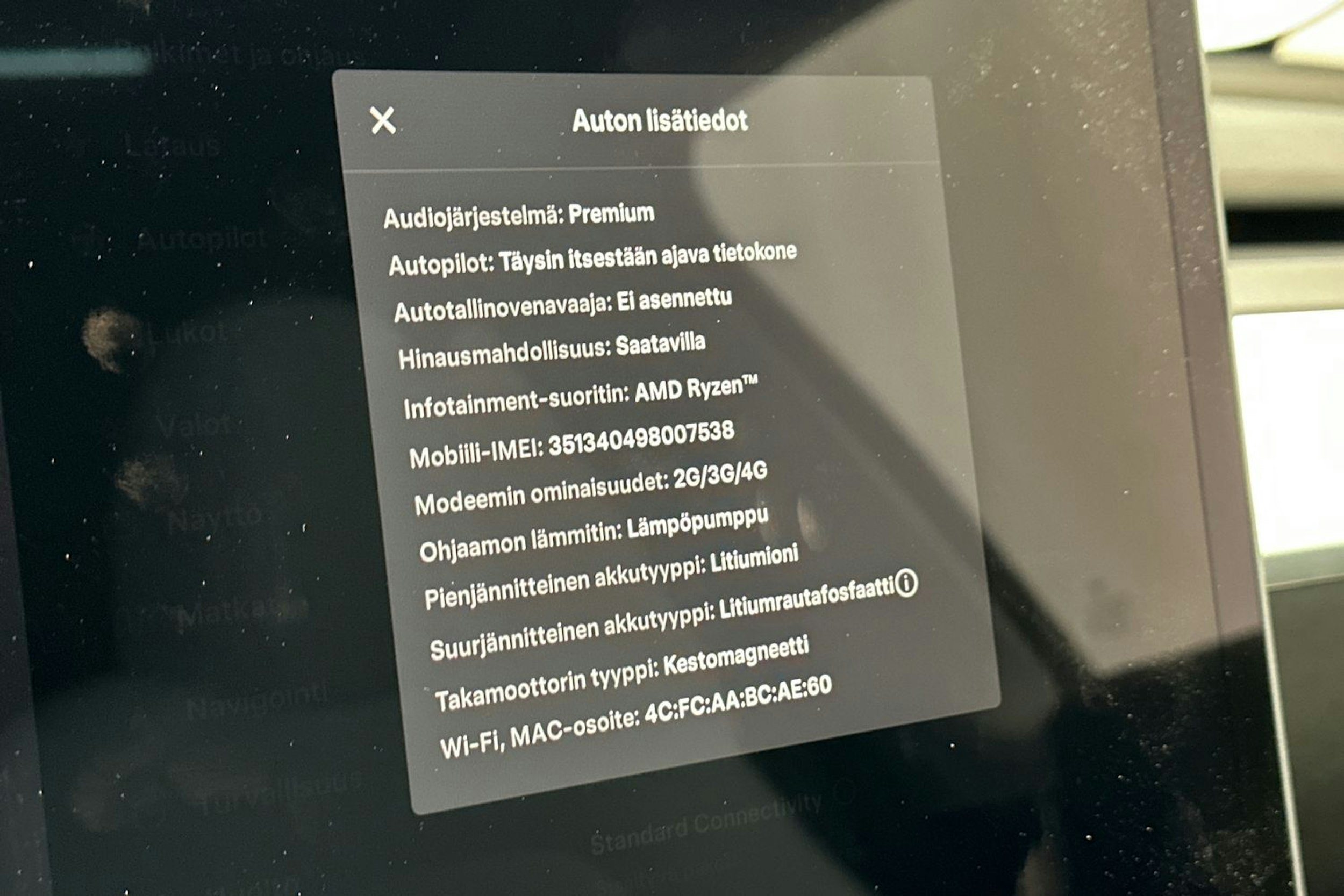 Valkoinen Tesla Model Y 2023 kuva 18.