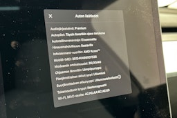 Valkoinen Tesla Model Y 2023 kuva 18.