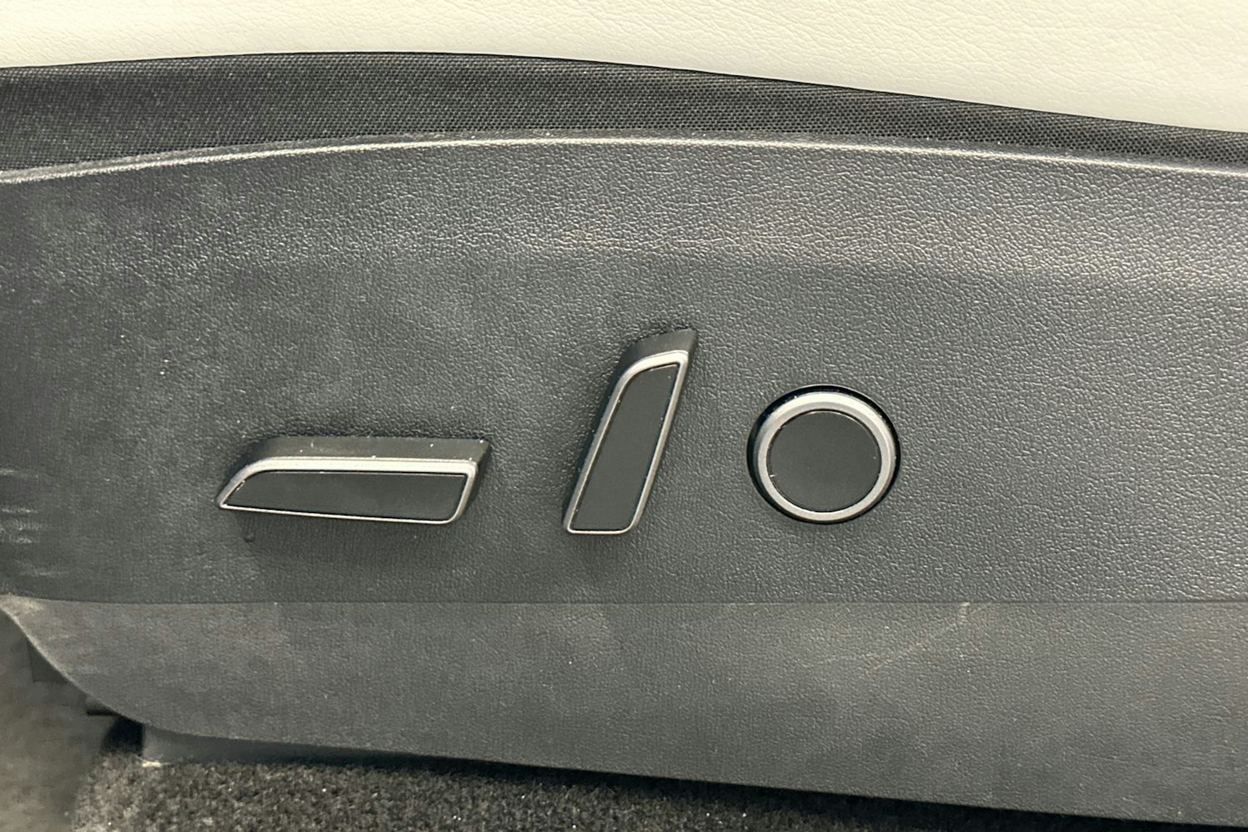 Valkoinen Tesla Model Y 2023 kuva 19.