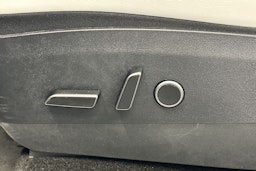 Valkoinen Tesla Model Y 2023 kuva 19.