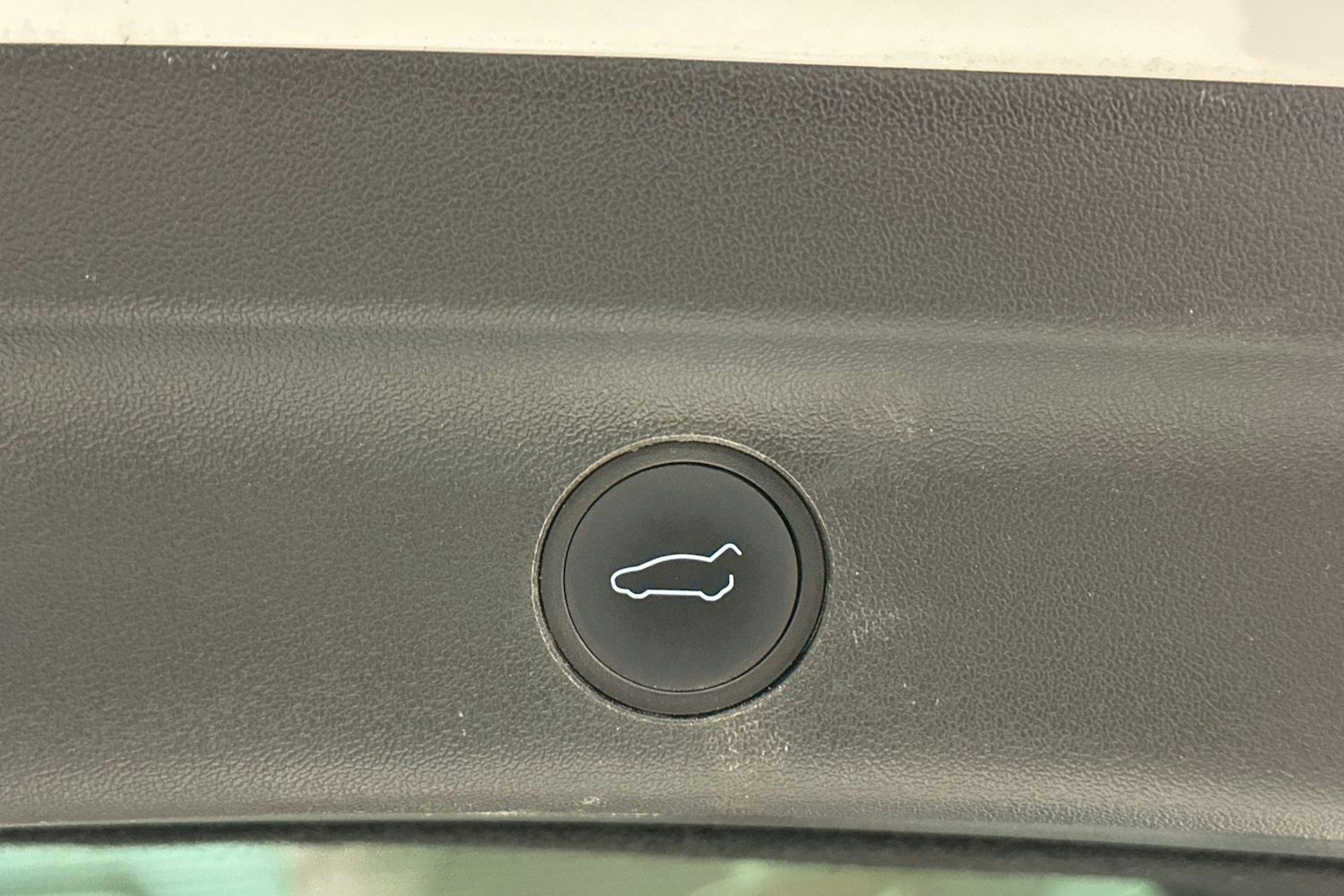 Valkoinen Tesla Model Y 2023 kuva 20.