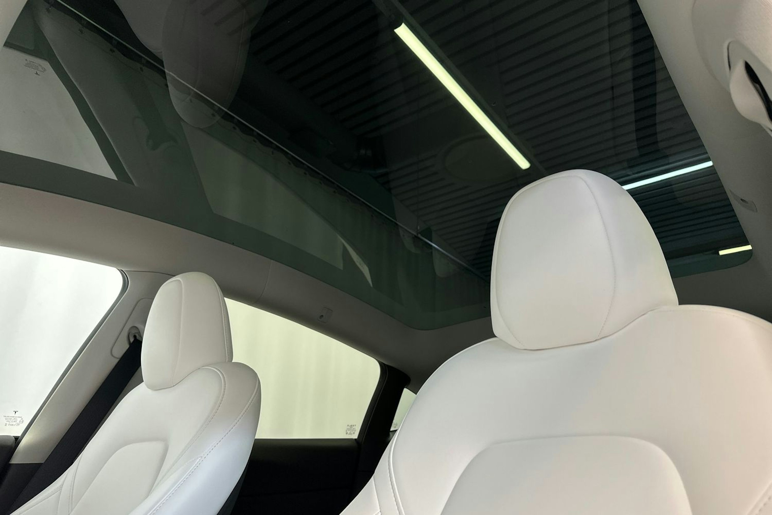 Valkoinen Tesla Model Y 2023 kuva 21.