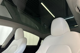 Valkoinen Tesla Model Y 2023 kuva 21.