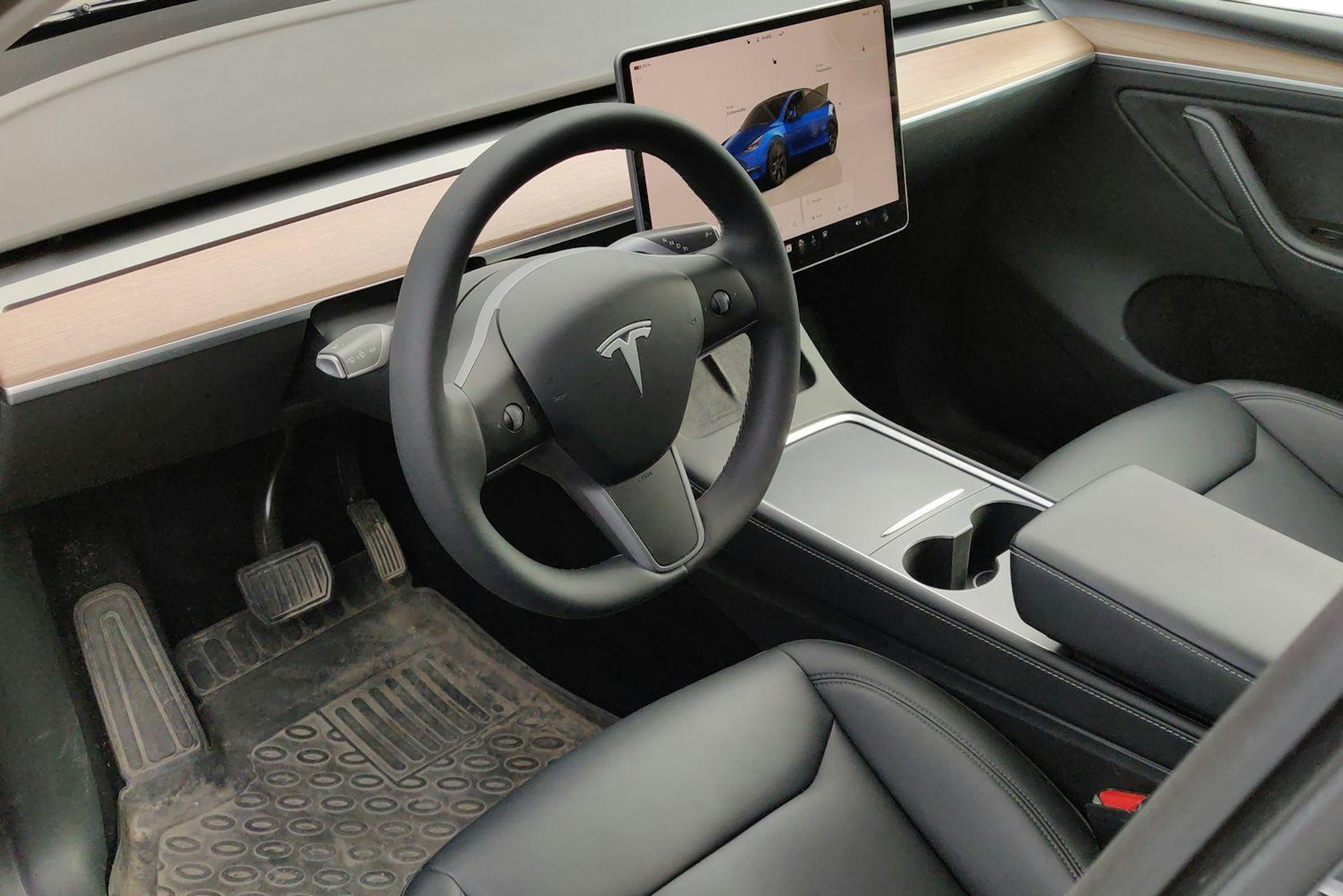 sininen Tesla Model Y 2023 kuva 3.