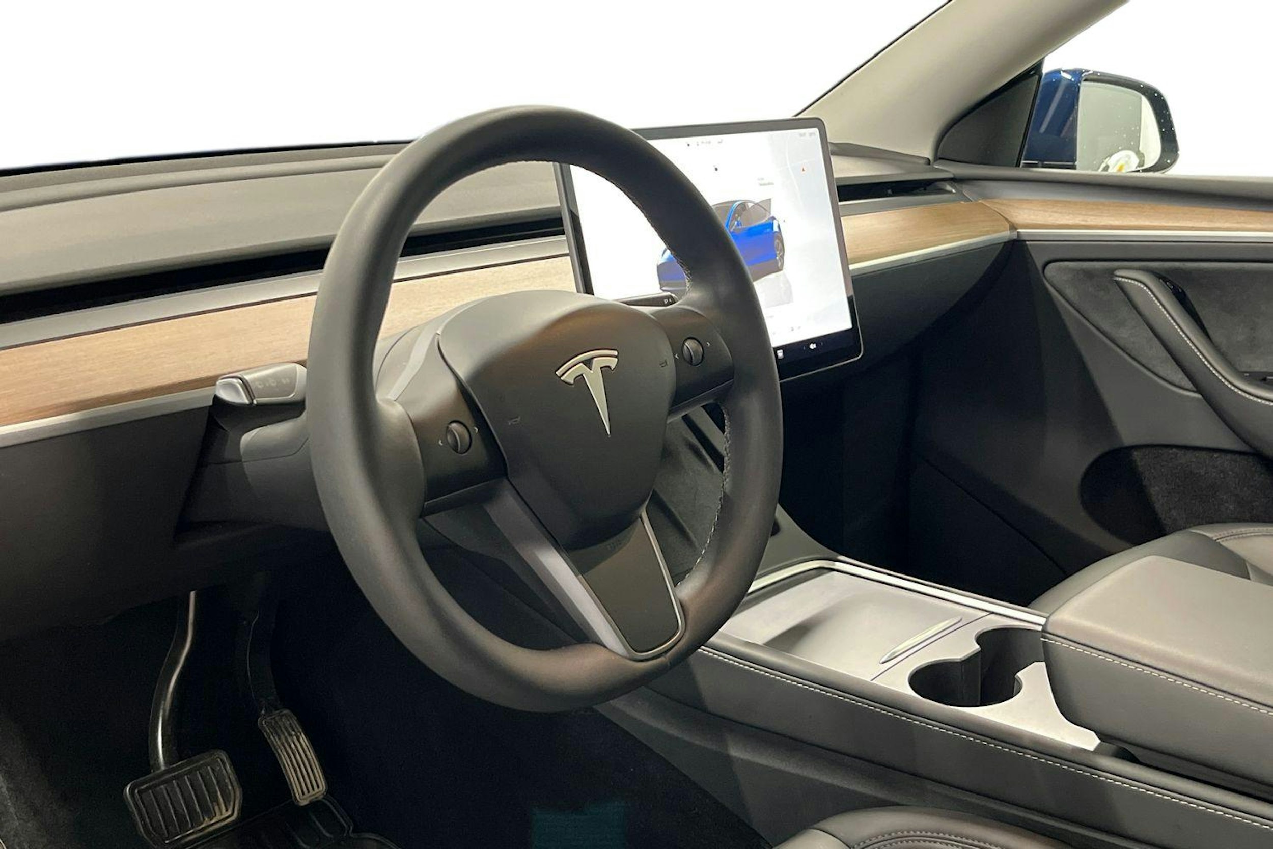 sininen Tesla Model Y 2023 kuva 7.