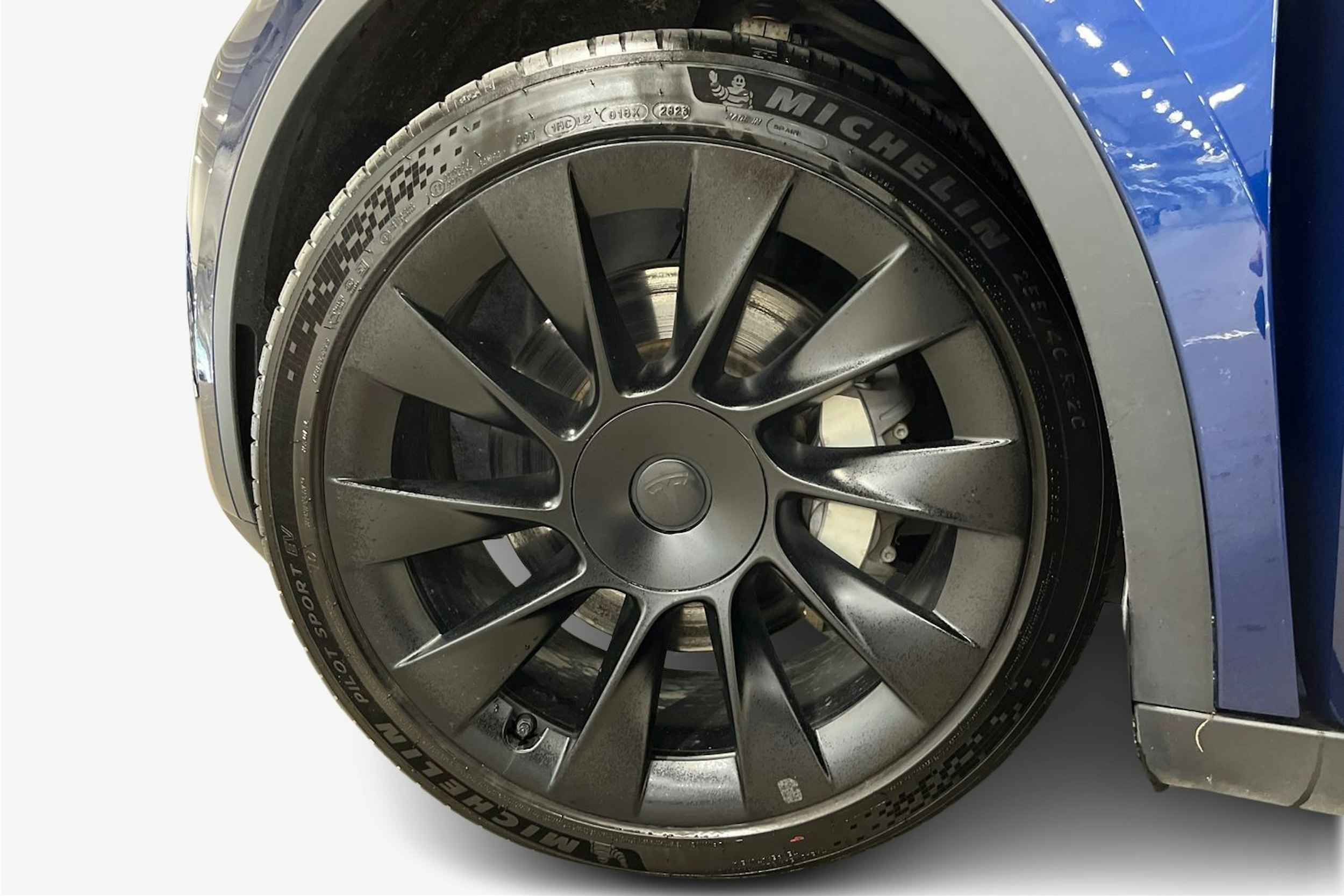sininen Tesla Model Y 2023 kuva 11.