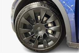 sininen Tesla Model Y 2023 kuva 11.