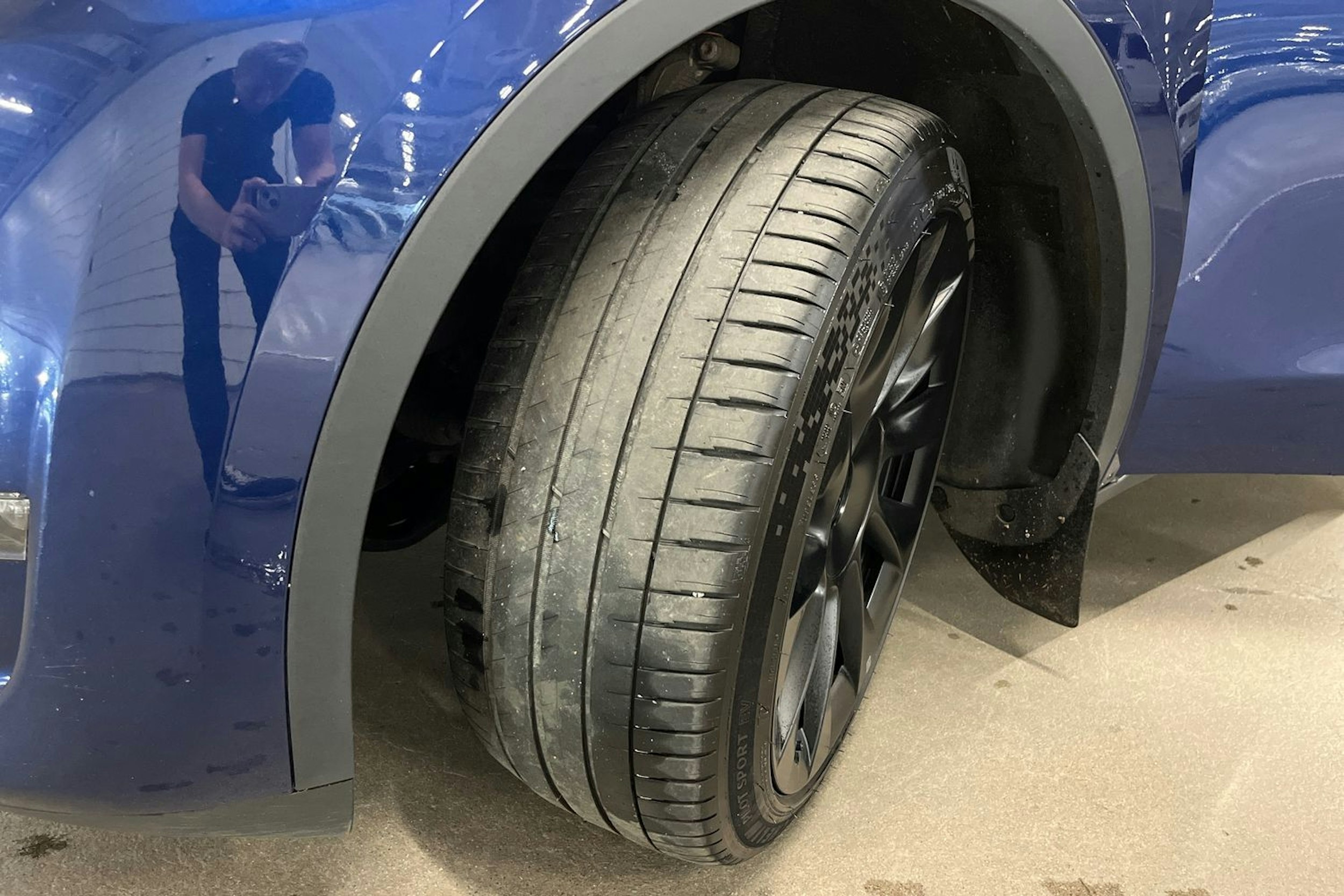 sininen Tesla Model Y 2023 kuva 13.