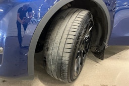 sininen Tesla Model Y 2023 kuva 13.