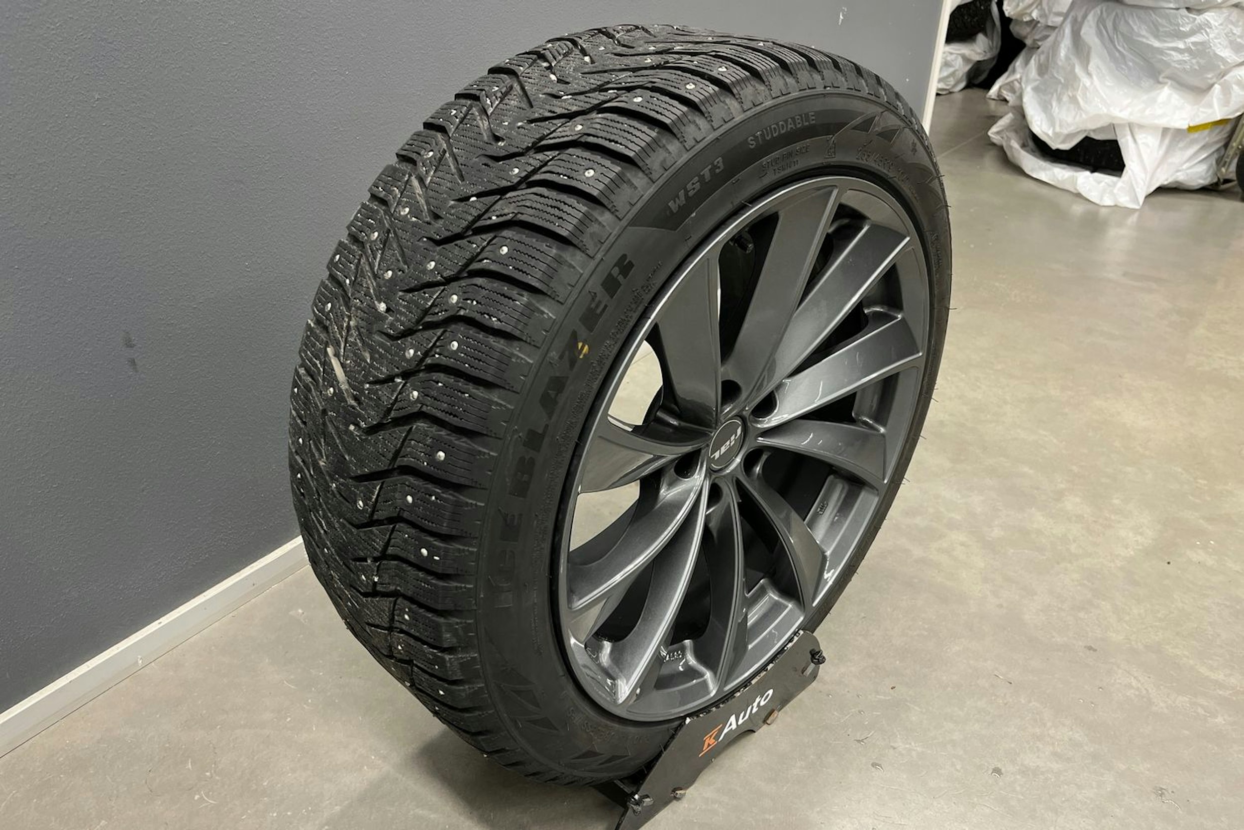 sininen Tesla Model Y 2023 kuva 14.