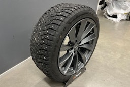 sininen Tesla Model Y 2023 kuva 14.