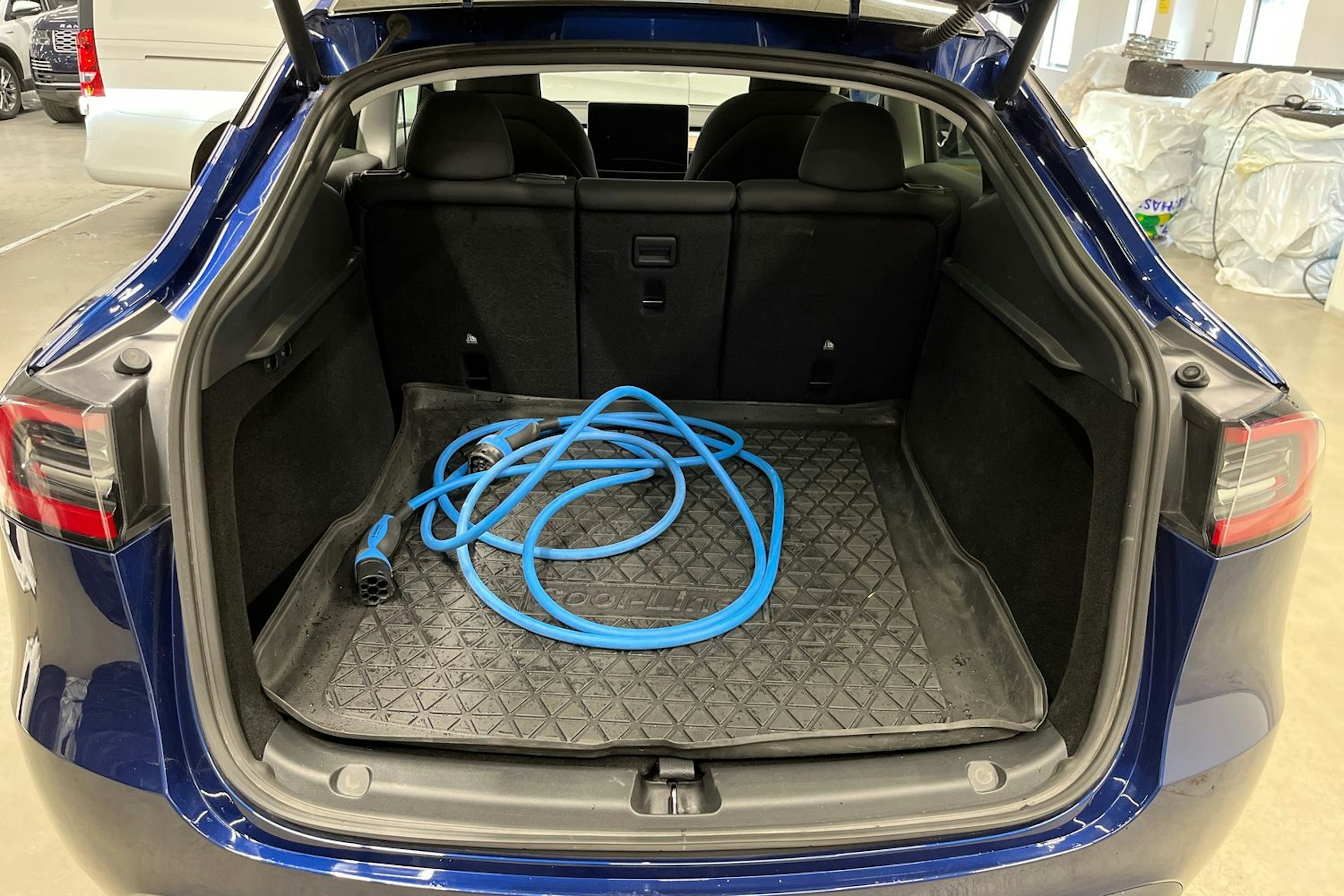 sininen Tesla Model Y 2023 kuva 21.