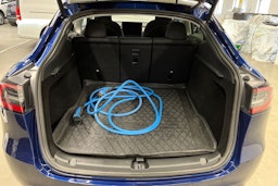 sininen Tesla Model Y 2023 kuva 21.