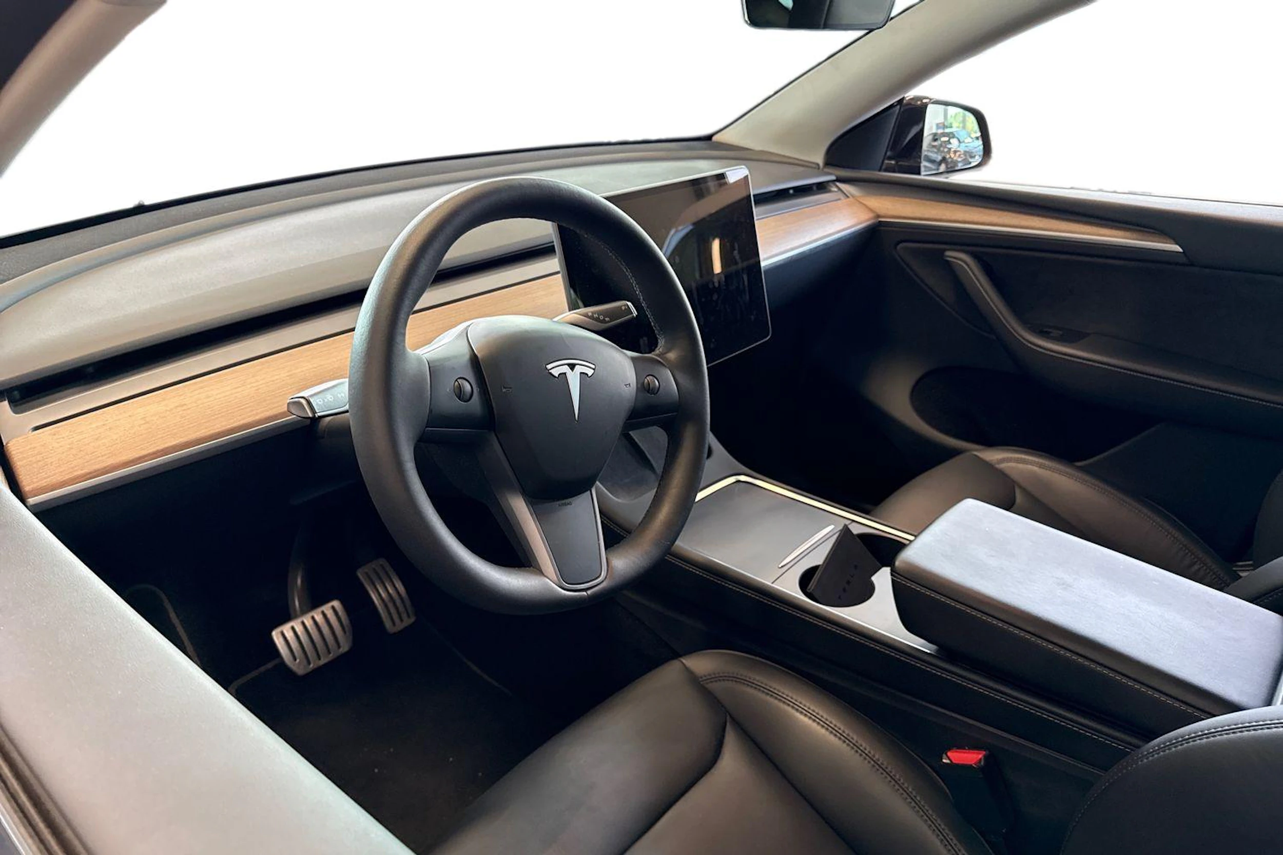 musta Tesla Model Y 2023 kuva 3.
