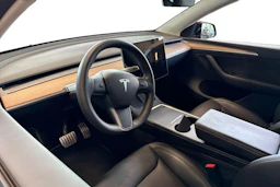 musta Tesla Model Y 2023 kuva 3.