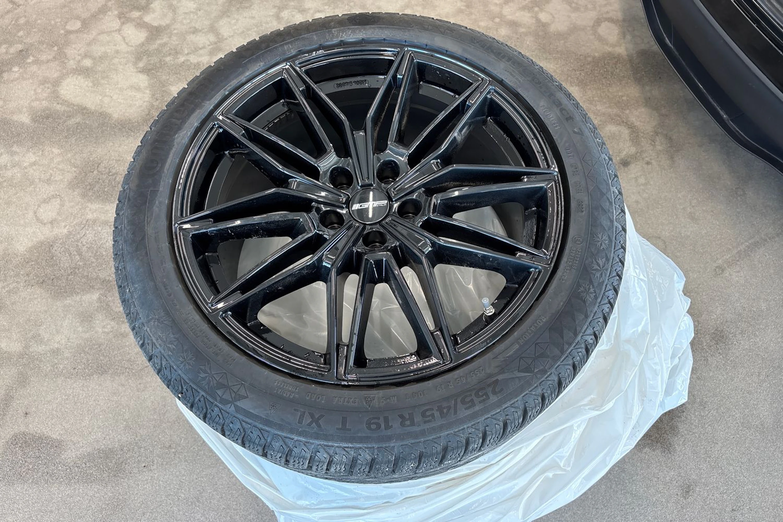 musta Tesla Model Y 2023 kuva 10.