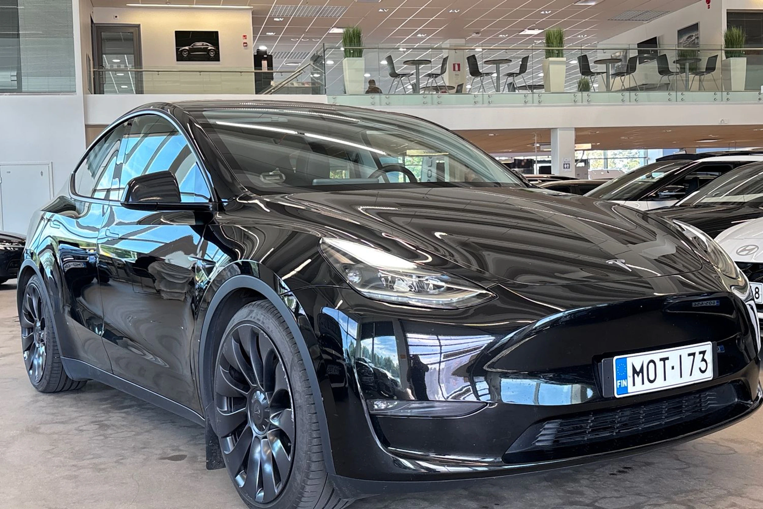 musta Tesla Model Y 2023 kuva 12.