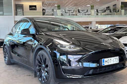 musta Tesla Model Y 2023 kuva 12.