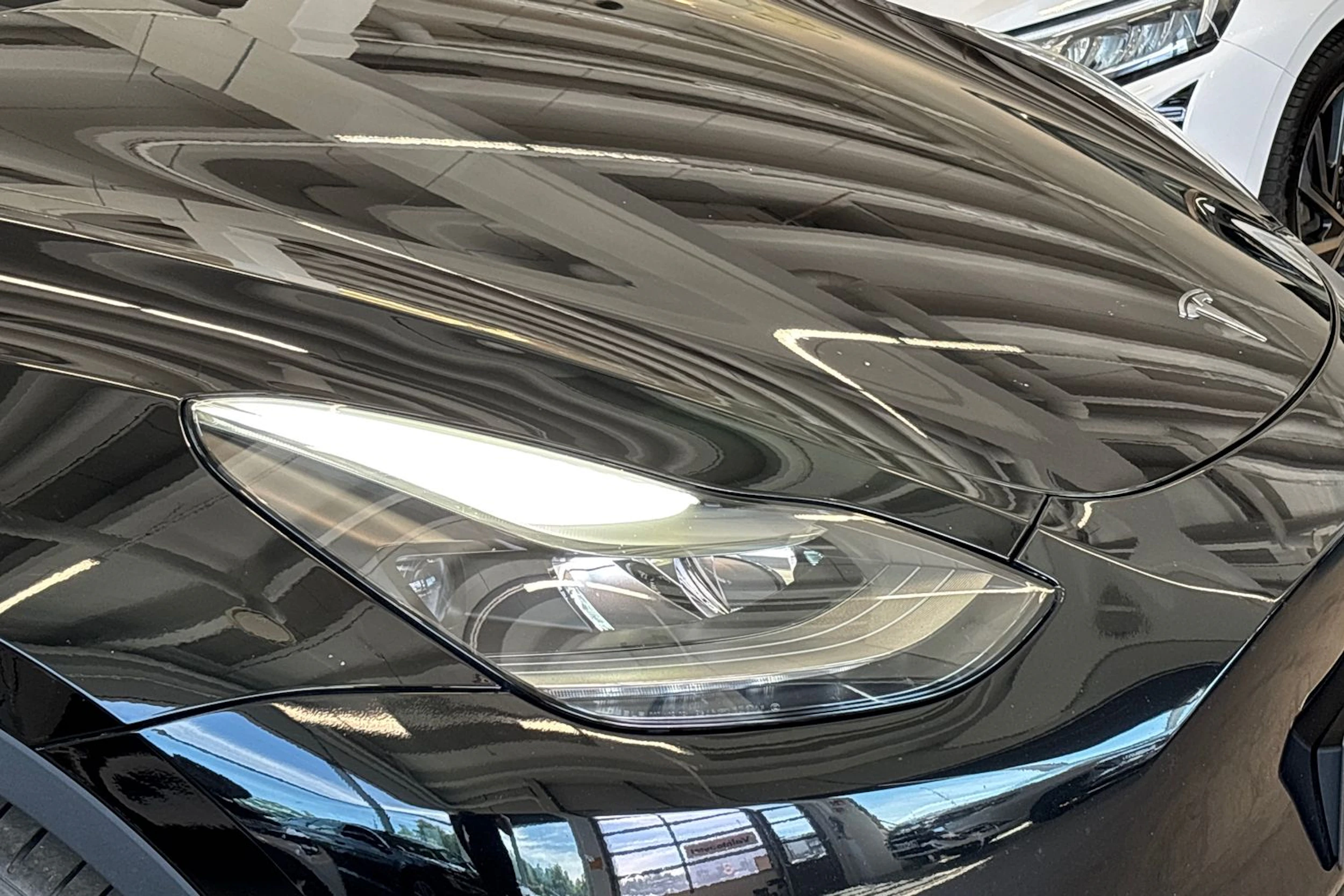 musta Tesla Model Y 2023 kuva 13.