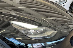 musta Tesla Model Y 2023 kuva 13.