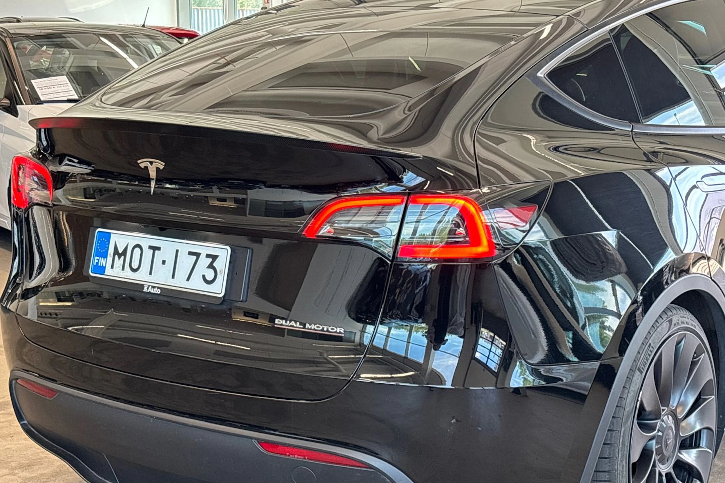 musta Tesla Model Y 2023 kuva 14.
