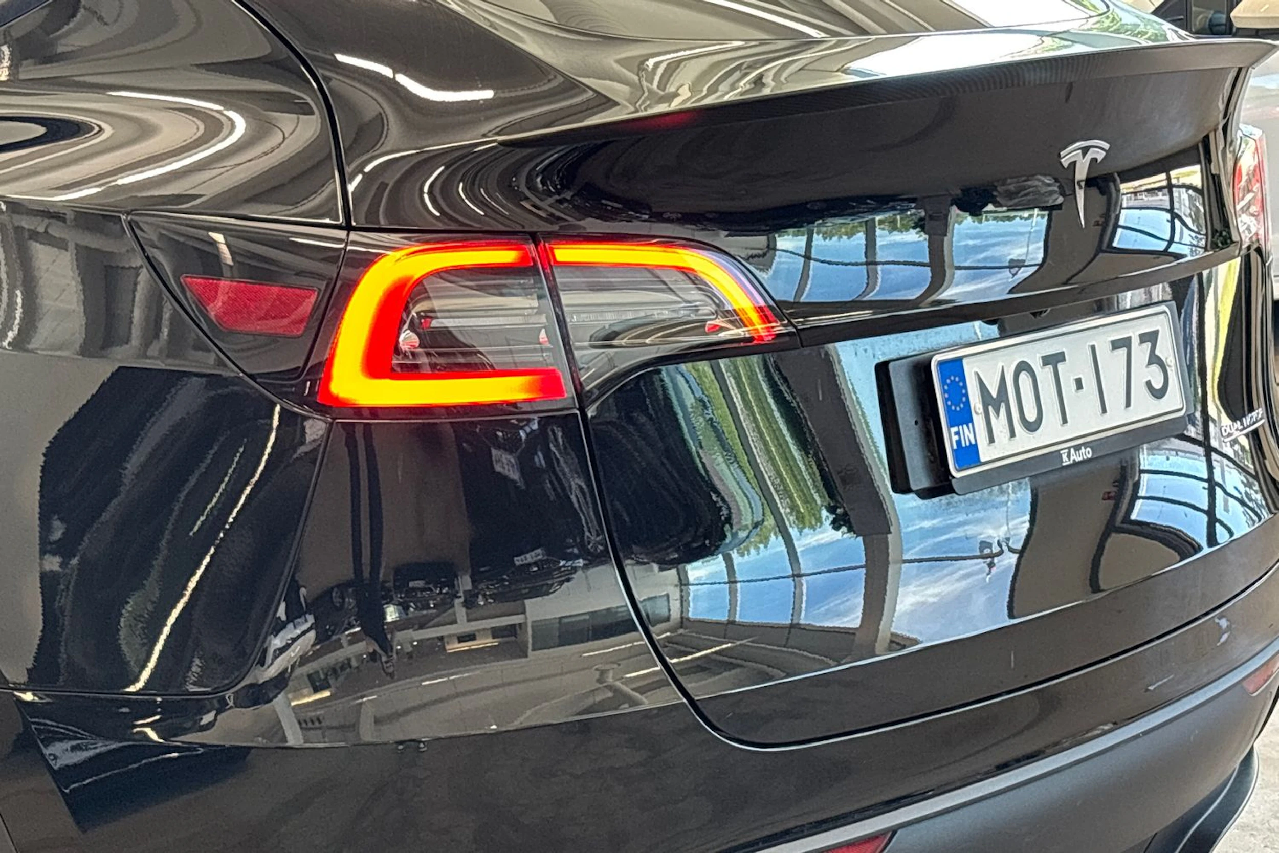 musta Tesla Model Y 2023 kuva 15.