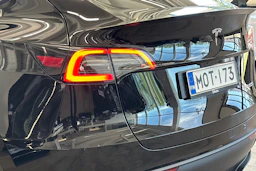 musta Tesla Model Y 2023 kuva 15.