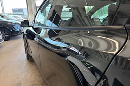 musta Tesla Model Y 2023 kuva 18.