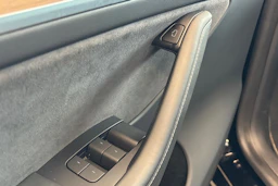 musta Tesla Model Y 2023 kuva 19.