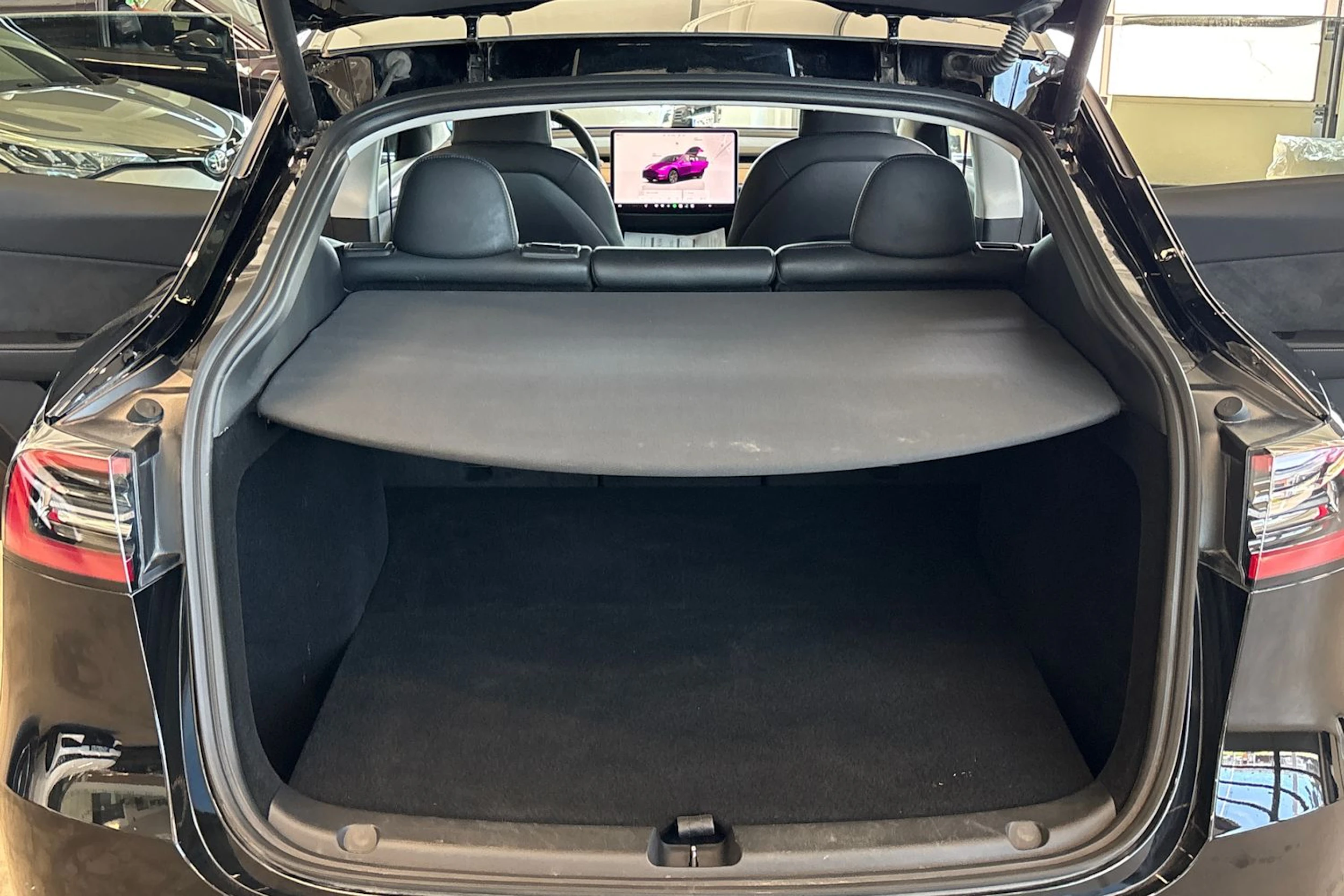 musta Tesla Model Y 2023 kuva 20.
