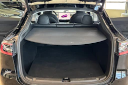 musta Tesla Model Y 2023 kuva 20.