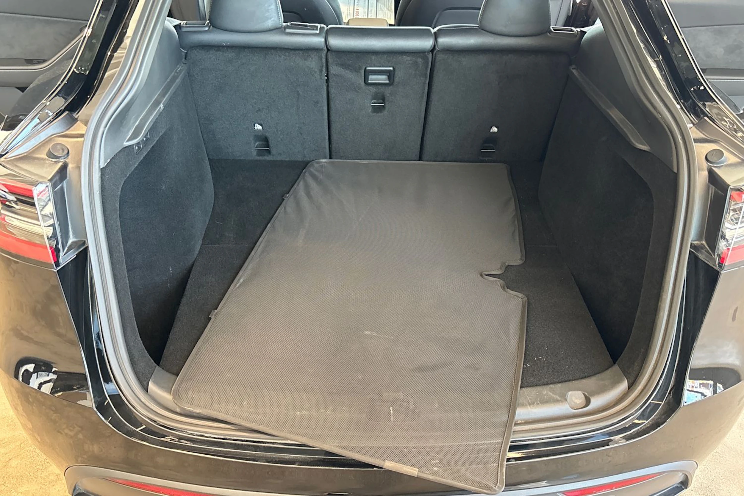 musta Tesla Model Y 2023 kuva 21.