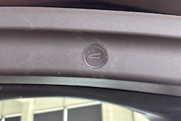 musta Tesla Model Y 2023 kuva 22.