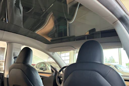 musta Tesla Model Y 2023 kuva 23.